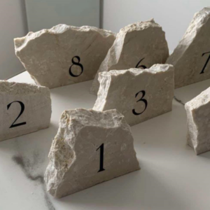 Numéro de table en pierre