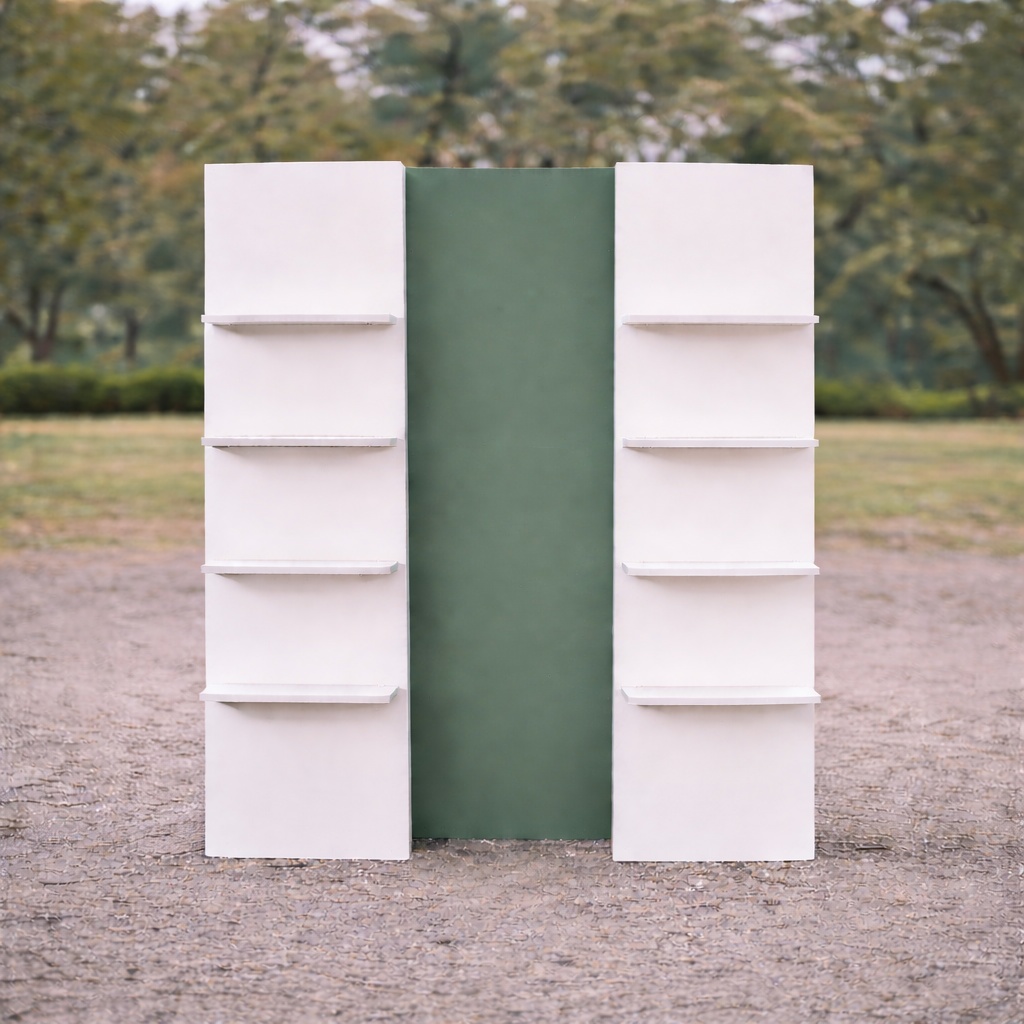 Murs blancs et vert sauge avec étagères