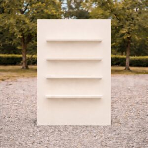 Mur couleur crème avec étagères