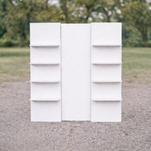 Murs blancs avec étagères