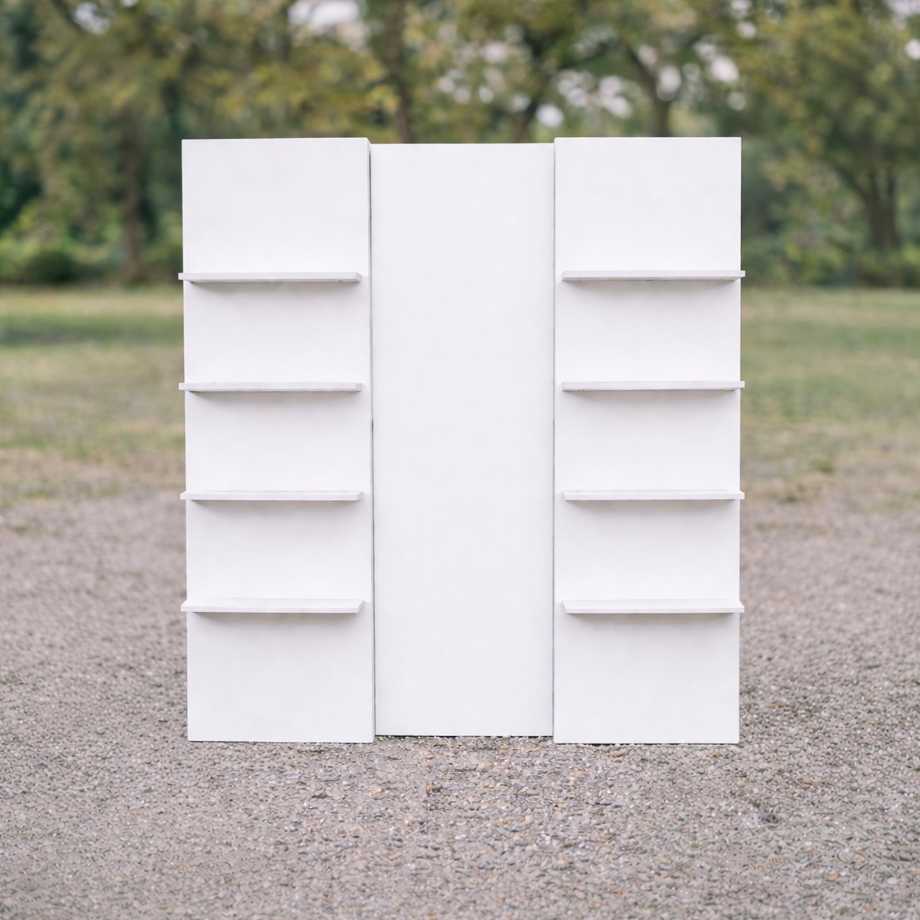 Murs blancs avec étagères